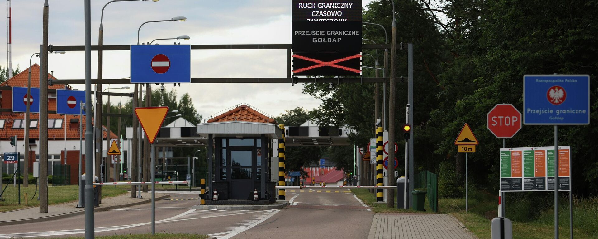 Placa de boas-vindas à União Europeia no posto de fronteira fechado entre Goldap, Polônia, e a região de Kaliningrado, Rússia, 7 de julho de 2022 - Sputnik Brasil, 1920, 18.04.2023