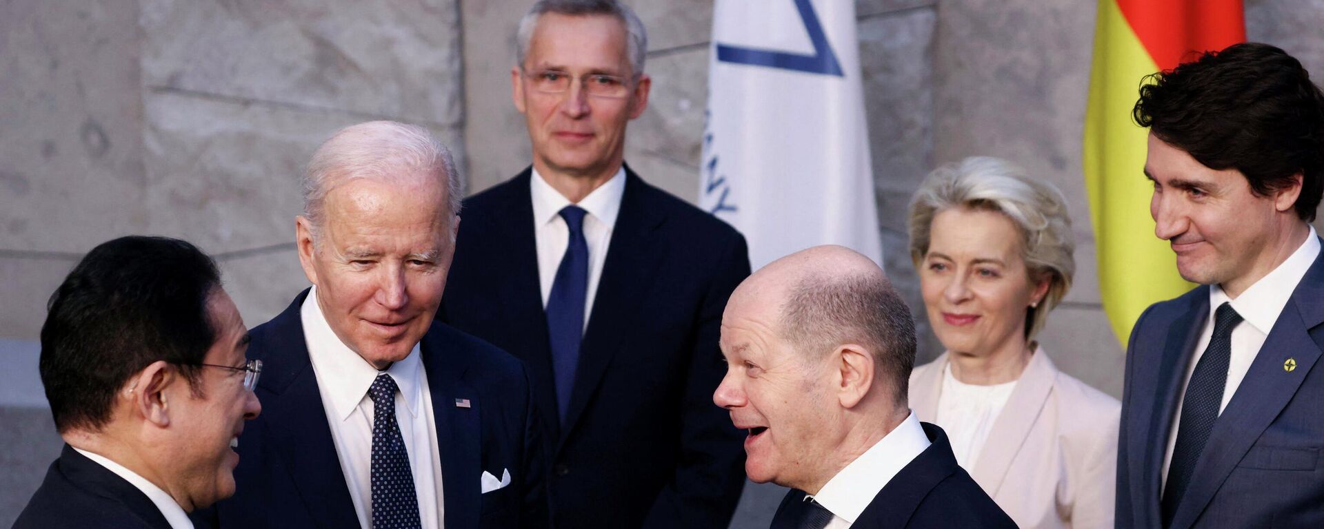 Joe Biden, Olaf Scholz, Jens Stoltenberg, ao fundo, à esquerda a presidente da Comissão Europeia Ursula von der Leyen, ao fundo, segunda à direita e o primeiro-ministro do Canadá, Justin Trudeau, 24 de março de 2022 - Sputnik Brasil, 1920, 29.09.2022