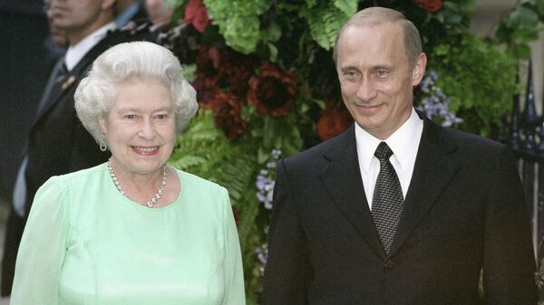 A rainha Elizabeth II e o presidente russo, Vladimir Putin, durante visita de Putin ao Reino Unido, em 23 de junho de 2003 - Sputnik Brasil