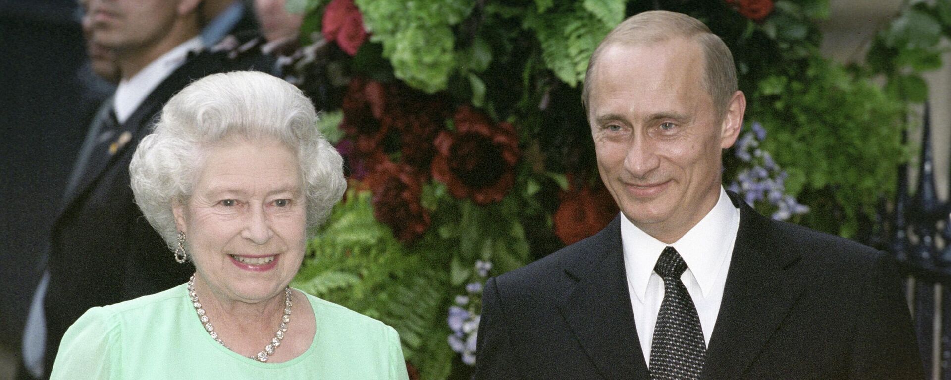 A rainha Elizabeth II e o presidente russo, Vladimir Putin, durante visita de Putin ao Reino Unido, em 23 de junho de 2003 - Sputnik Brasil, 1920, 08.09.2022