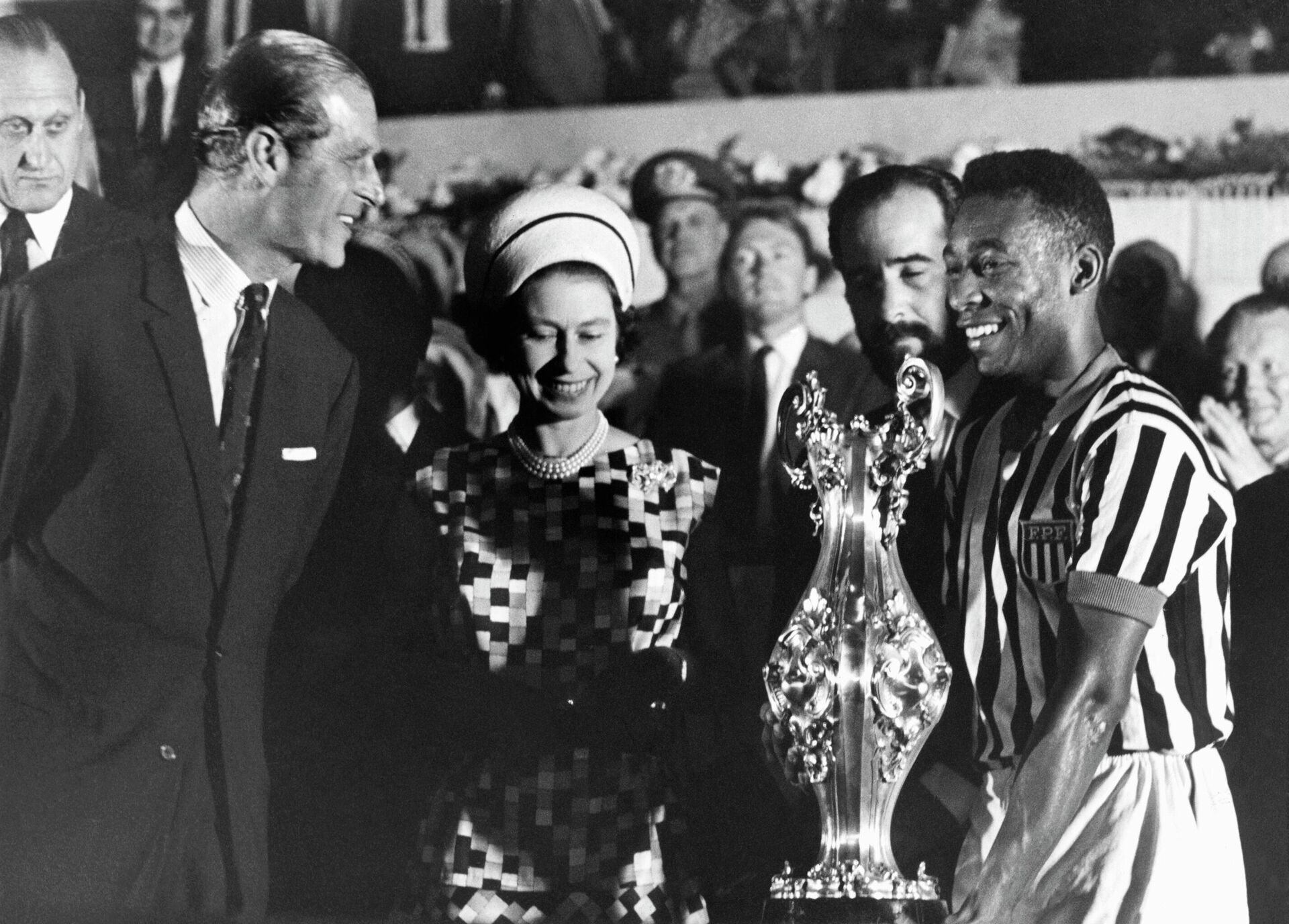 A rainha Elizabeth II com o príncipe Philip apresentam uma taça a Pelé, no estádio do Maracanã, no Rio de Janeiro (RJ), Brasil, durante uma turnê pela América do Sul, em 10 de novembro de 1968 - Sputnik Brasil, 1920, 30.12.2022