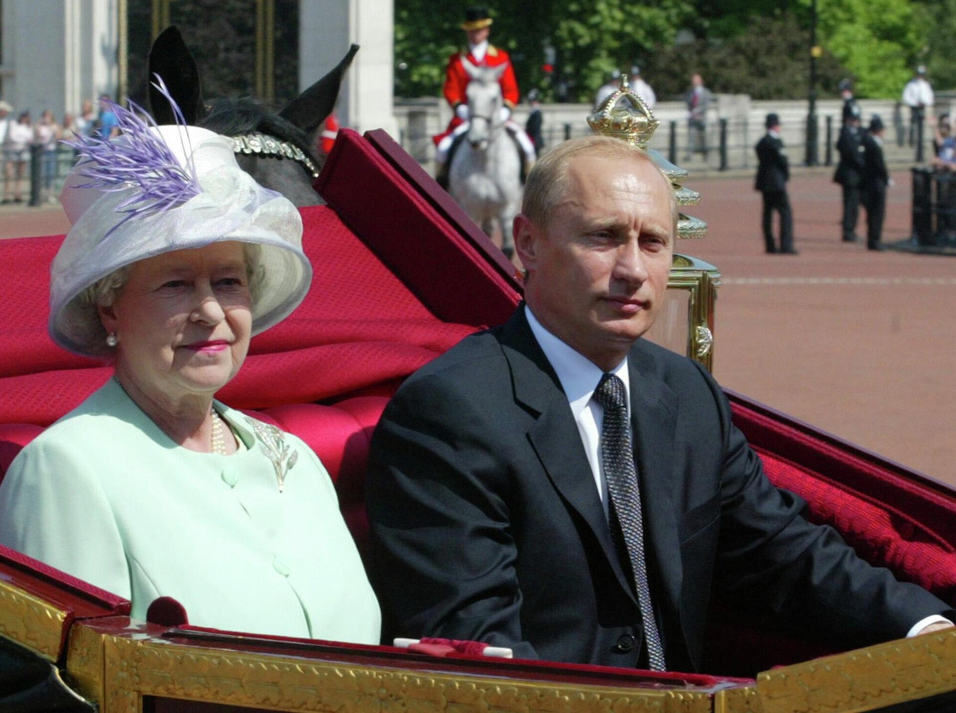 A rainha britânica, Elizabeth II, e o presidente russo, Vladimir Putin, vão de carruagem ao Palácio de Buckingham, em Londres, na primeira visita de Estado do líder russo ao Reino Unido, em 24 de junho de 2003 - Sputnik Brasil, 1920, 14.09.2022