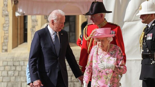 O presidente dos Estados Unidos, Joe Biden, caminha ao lado da rainha britânica Elizabeth II durante visita ao castelo de Windsor, perto de Londres, 13 de junho de 2021 - Sputnik Brasil