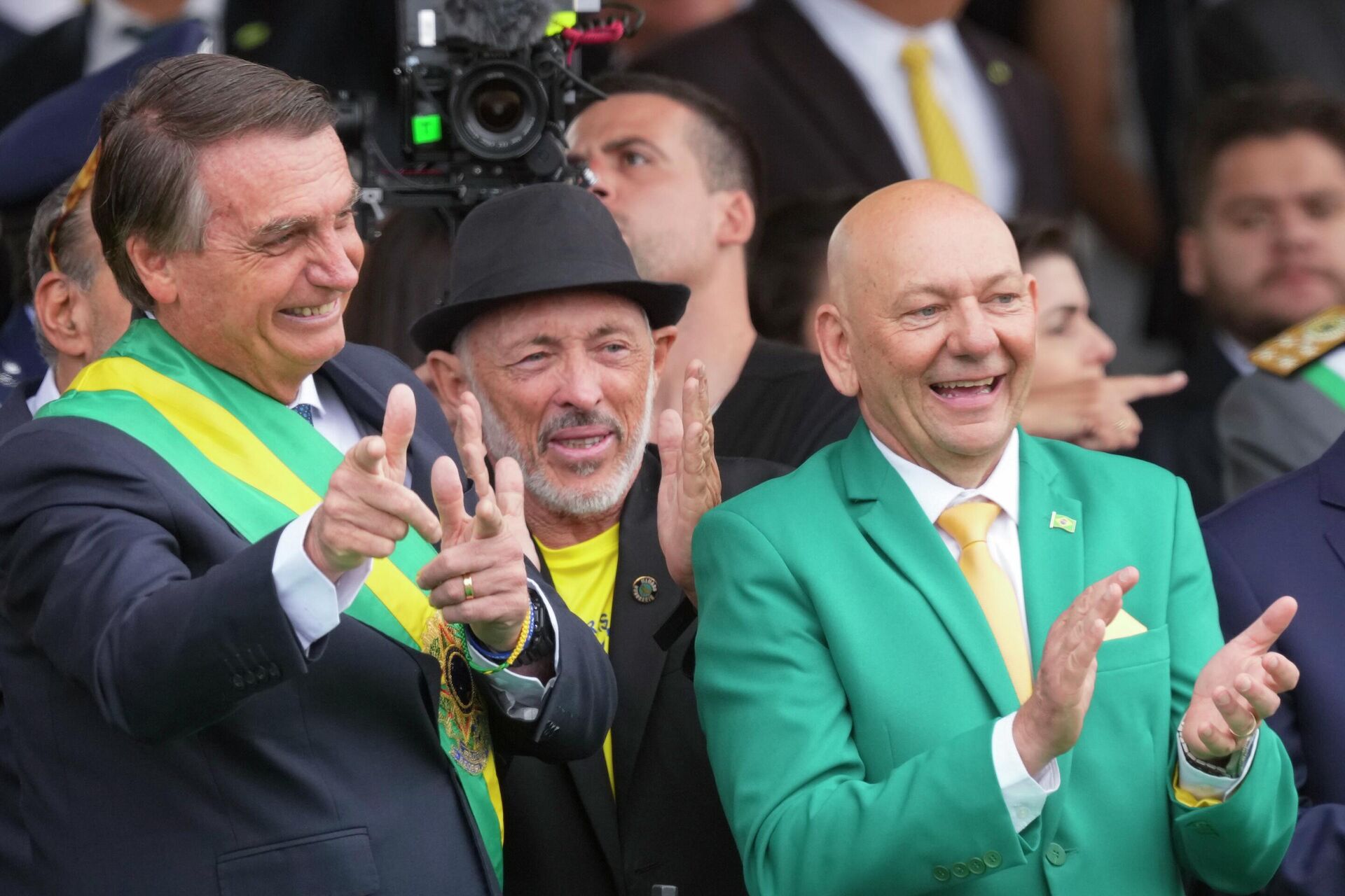 O presidente do Brasil, Jair Bolsonaro, à esquerda, e o empresário Luciano Hang - Sputnik Brasil, 1920, 16.10.2022