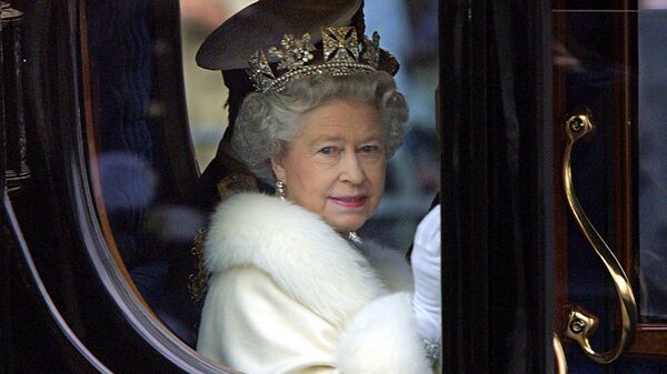 Rainha Elizabeth II em sua carruagem deixando o Palácio de Buckingham para a abertura do Parlamento em Londres, 6 de dezembro de 2000 - Sputnik Brasil
