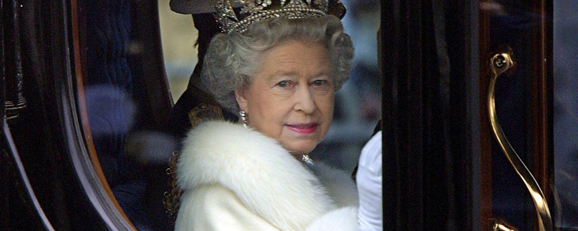 Rainha Elizabeth II em sua carruagem deixando o Palácio de Buckingham para a abertura do Parlamento em Londres, 6 de dezembro de 2000 - Sputnik Brasil, 1920, 09.09.2022