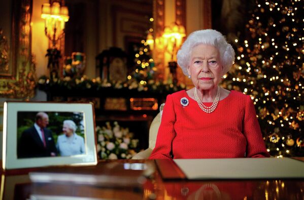 Rainha Elizabeth II durante a anual transmissão de Natal no castelo de Windsor, Reino Unido, 25 de dezembro de 2021. - Sputnik Brasil