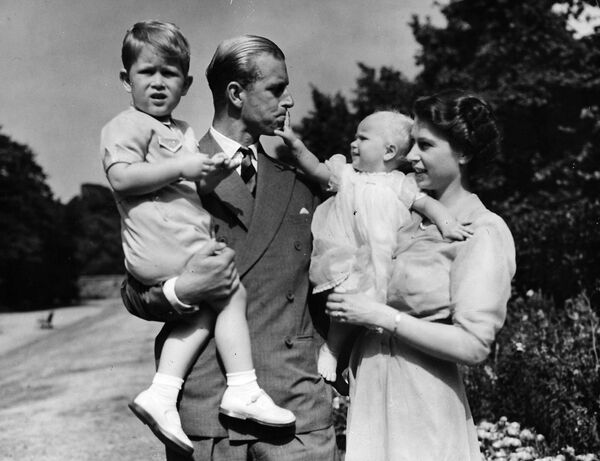 Rainha Elizabeth II, na época princesa Elizabeth, com seu marido, o príncipe Philip, duque de Edimburgo, e seus filhos. - Sputnik Brasil
