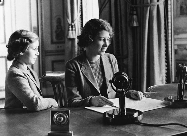 Princesa Elizabeth (ao centro) faz um discurso aos meninos britânicos evacuados para o exterior devido à guerra na Europa, Londres, Reino Unido, 22 de outubro de 1940. - Sputnik Brasil
