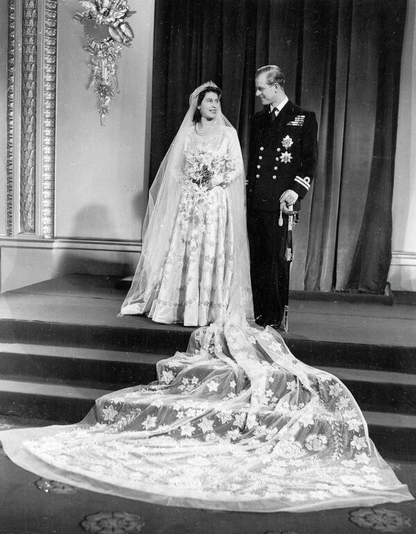 Foto oficial do casamento da princesa Elizabeth II e seu marido príncipe Philip, duque de Edimburgo, de volta ao Palácio de Buckingham após o casamento na Abadia de Westminster, 20 de novembro de 1947. - Sputnik Brasil