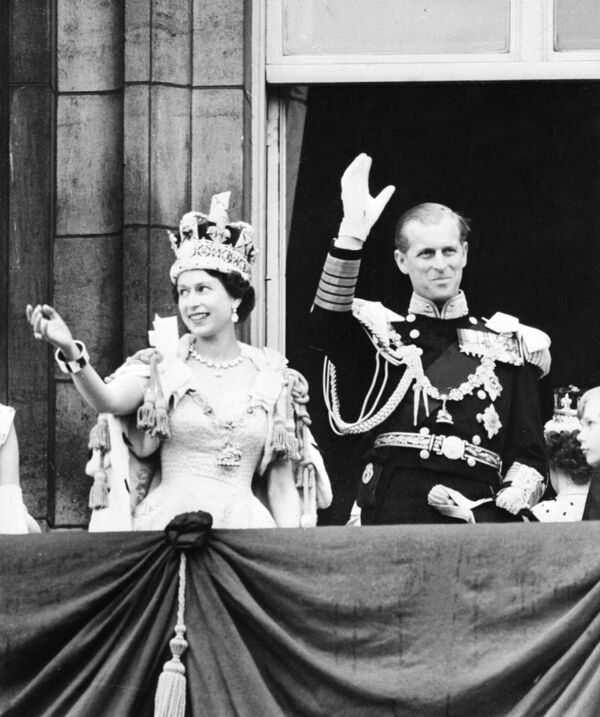 Rainha Elizabeth II e o príncipe Philip, duque de Edimburgo, após a coroação na Abadia de Westminster em Londres, 2 de julho de 1953. - Sputnik Brasil