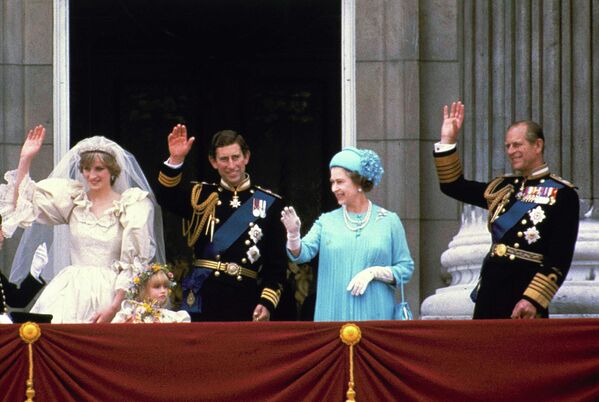 Príncipe Charles e sua noiva Diana, princesa de Wales, e seus pais, a rainha Elizabeth II e o príncipe Philip, no balcão do Palácio de Buckingham após seu casamento, 29 de julho de 1981. - Sputnik Brasil