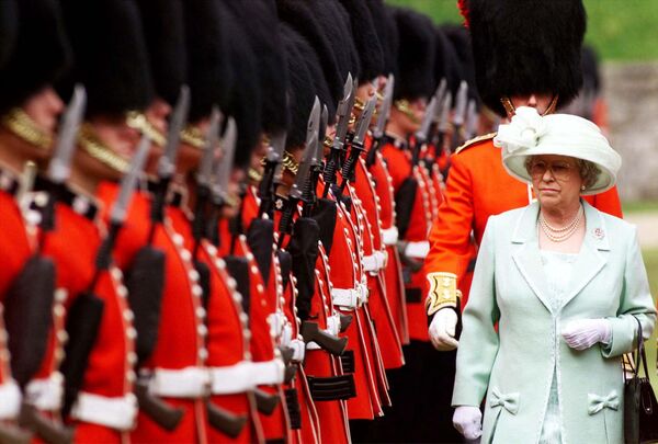 Rainha Elizabeth II inspeciona os Guardas de Coldstream, o mais antigo regimento regular em serviço contínuo do Exército Britânico, em Windsor, 20 de maio de 1999. - Sputnik Brasil