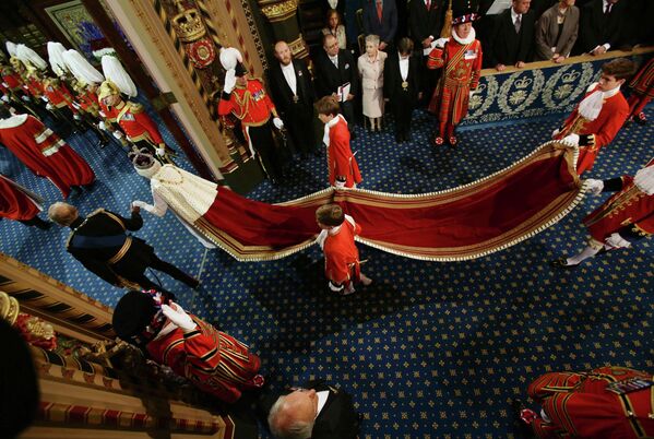 Rainha Elizabeth II e o príncipe Philip, duque de Edimburgo, passam pela Galeria Real, durante a cerimônia de abertura do Parlamento, na Câmara dos Lordes, em Londres, 4 de junho de 2014. - Sputnik Brasil