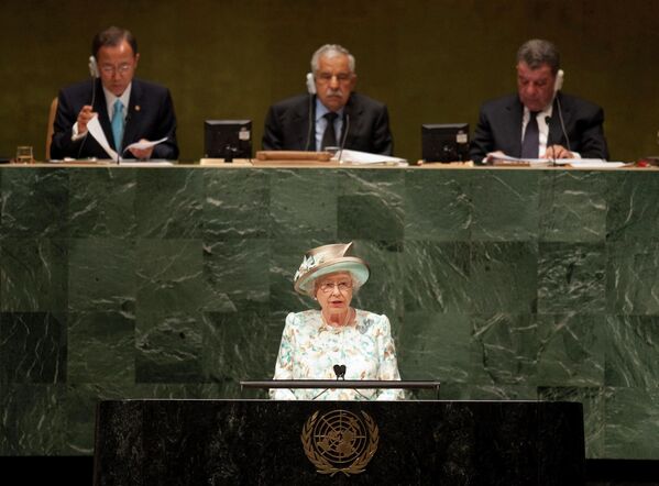 Rainha britânica Elizabeth II discursa na Assembleia Geral das Nações Unidas em Nova York, EUA, 6 de julho de 2010. - Sputnik Brasil