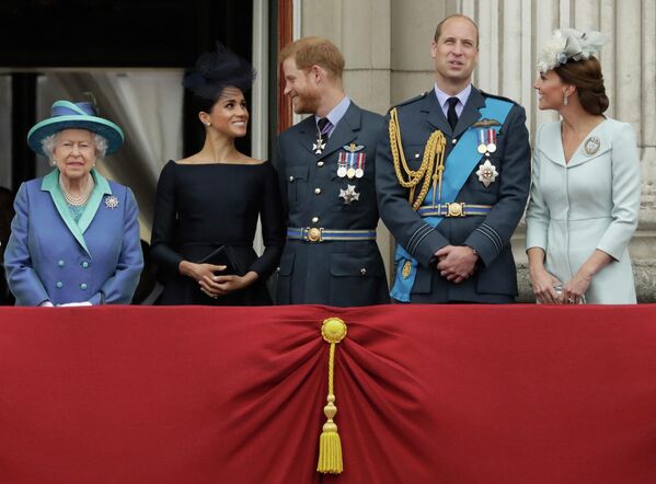 Rainha Elizabeth II, e Meghan, duquesa de Sassex, com o príncipe Harry, e o príncipe William com Kate, duquesa de Cambridge, assistem a show aéreo da Força Aérea Real sobre o Palácio de Buckingham, 10 de julho de 2018. - Sputnik Brasil