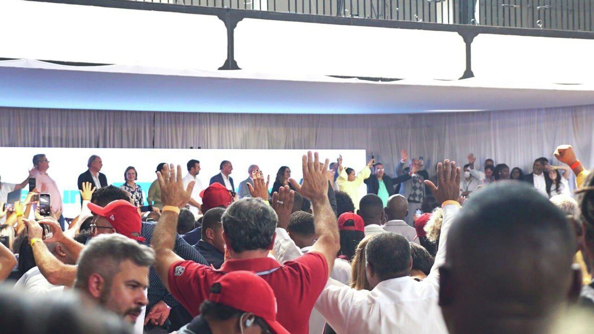 Apoiadores oram por Luiz Inácio Lula da Silva (PT) durante comício com evangélicos em São Gonçalo (RJ), em 9 de setembro de 2022 - Sputnik Brasil, 1920, 09.09.2022