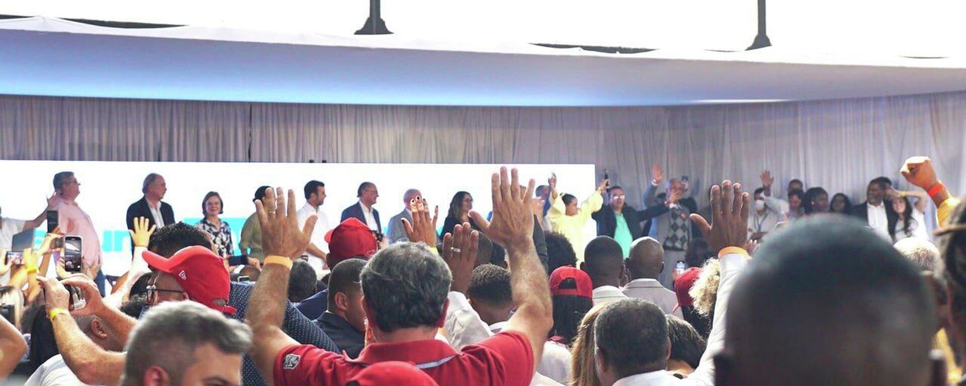 Apoiadores oram por Luiz Inácio Lula da Silva (PT) durante comício com evangélicos em São Gonçalo (RJ), em 9 de setembro de 2022 - Sputnik Brasil, 1920, 19.10.2022