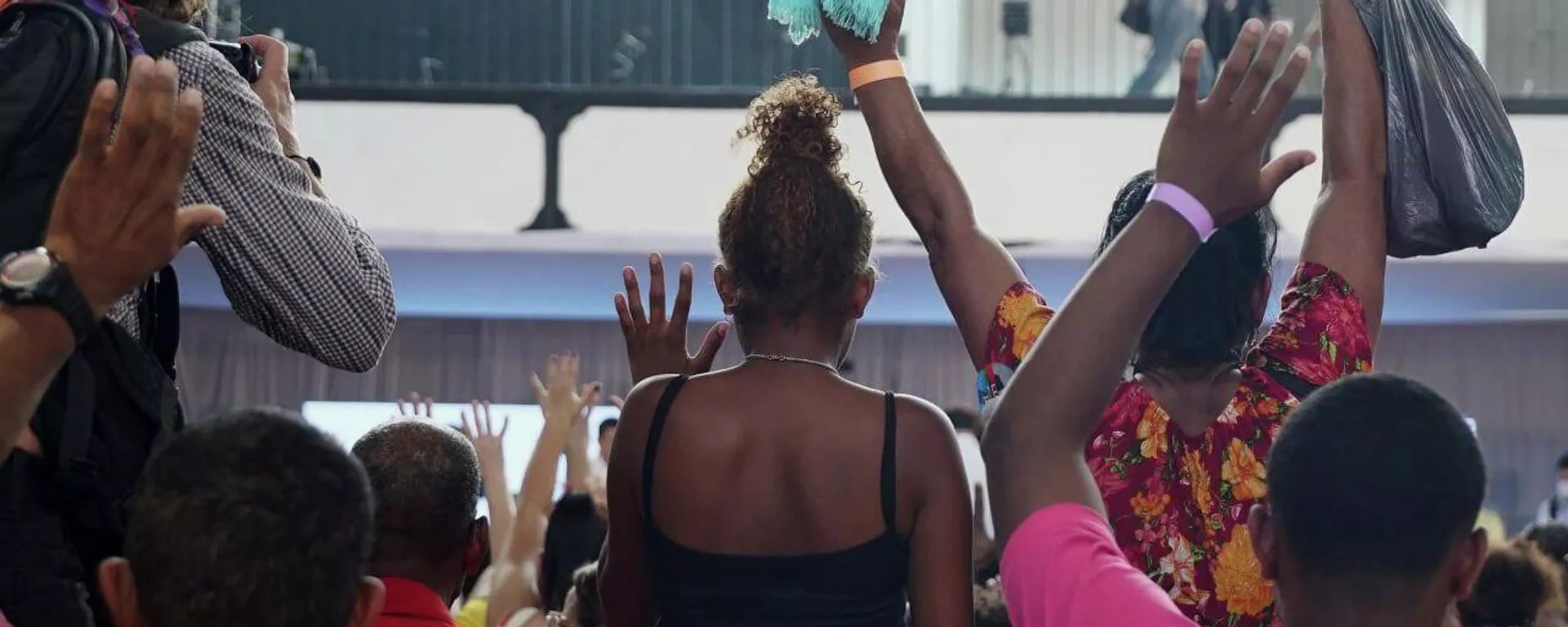 Apoiadores oram por Luiz Inácio Lula da Silva (PT) durante comício com evangélicos em São Gonçalo (RJ), em 9 de setembro de 2022 Apoiadores oram por Luiz Inácio Lula da Silva (PT) durante comício com evangélicos em São Gonçalo (RJ), em 9 de setembro de 2022 - Sputnik Brasil, 1920, 05.10.2022