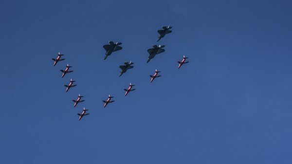 Caças de quinta geração F-22 e F-35 voando em formação sobre o rio Hudson em Nova York, EUA, 22 de agosto de 2019 - Sputnik Brasil