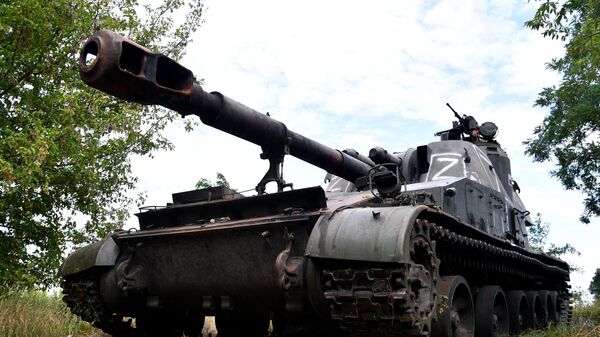 Tanque de artilharia autopropulsada 2S3 Akatsiya avança contra posições ucranianas - Sputnik Brasil