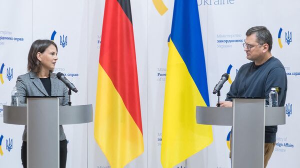 Ministra das Relações Exteriores alemã, Annalena Baerbock, durante uma reuinão com o seu homólogo ucraniano Dmitry Kuleba em Kiev - Sputnik Brasil