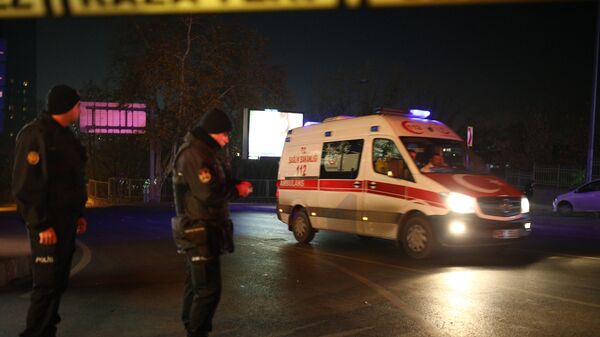 Ambulância passa por policiais turcos, que isolaram ruas em Istambul, em 10 de dezembro de 2016, após duas explosões perto do estádio do clube de futebol Besiktas - Sputnik Brasil