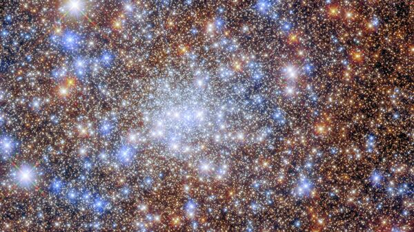 O Telescópio Espacial Hubble flagrou uma multidão de estrelas no aglomerado globular Terzan 4, localizado próximo do centro da Via Láctea - Sputnik Brasil