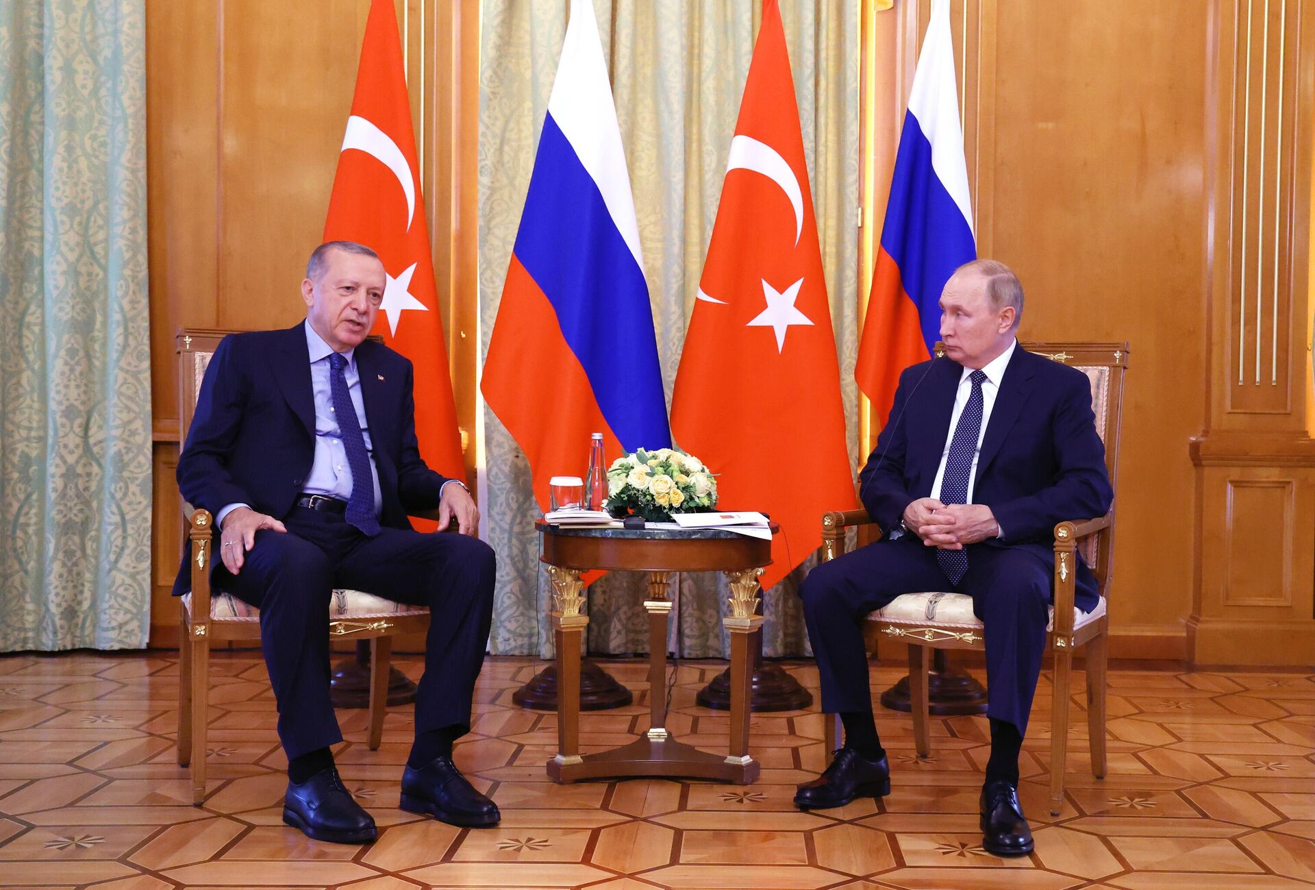 O presidente russo, Vladimir Putin (à direita), e seu colega turco, Recep Tayyip Erdogan, se reúnem em Sochi, na Rússia, em 5 de agosto de 2022 - Sputnik Brasil, 1920, 31.10.2022