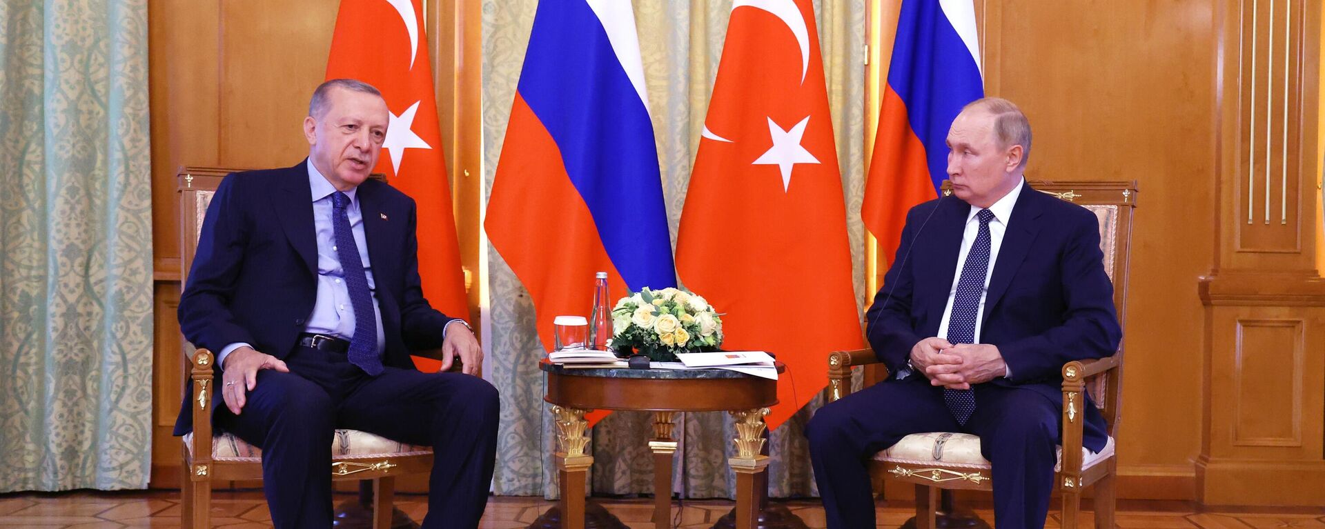 O presidente russo, Vladimir Putin (à direita), e seu colega turco, Recep Tayyip Erdogan, se reúnem em Sochi, na Rússia, em 5 de agosto de 2022 - Sputnik Brasil, 1920, 24.02.2023