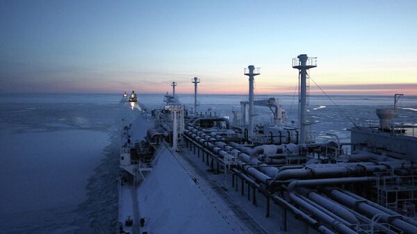 Foto fornecida pelo serviço de imprensa da gigante russa de gás Gazprom mostra o navio-tanque Ob River capaz de transportar gás natural liquefeito (GNL) navegando no Ártico, 15 de novembro de 2012 - Sputnik Brasil