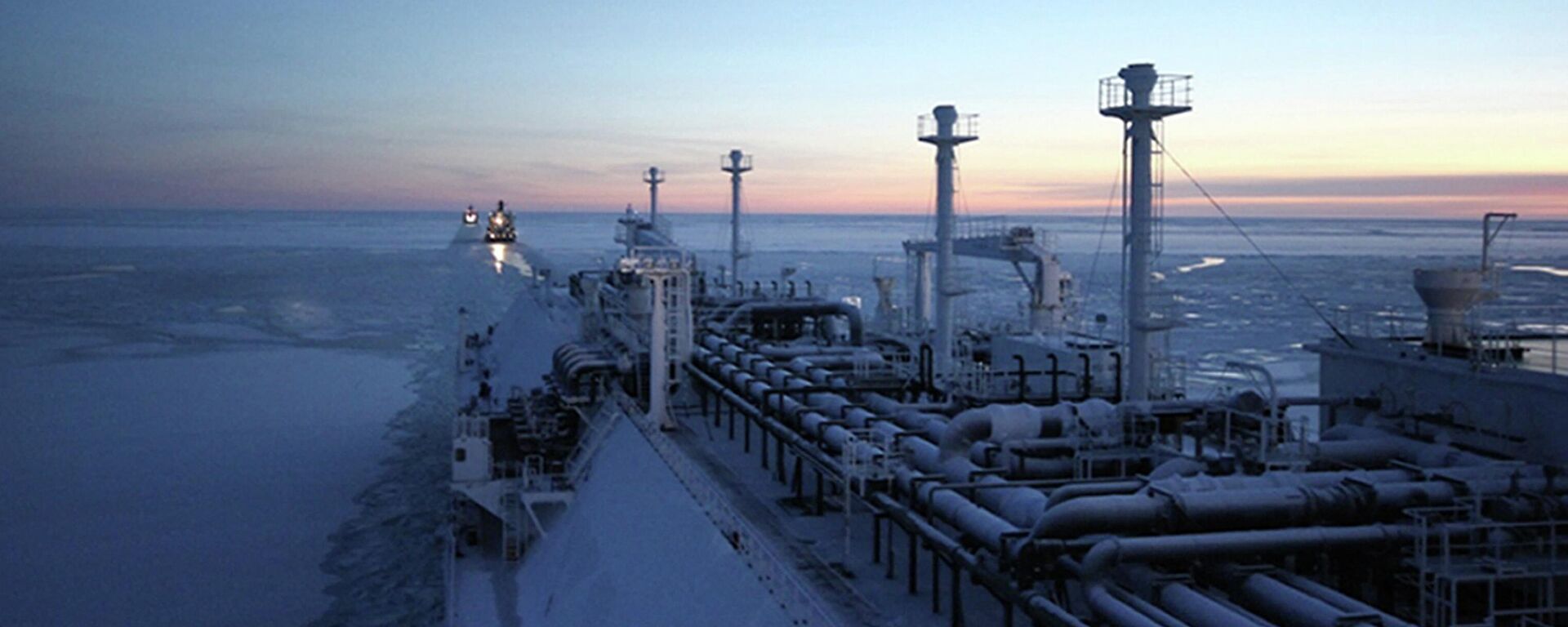 Foto fornecida pelo serviço de imprensa da gigante russa de gás Gazprom mostra o navio-tanque Ob River capaz de transportar gás natural liquefeito (GNL) navegando no Ártico, 15 de novembro de 2012 - Sputnik Brasil, 1920, 12.09.2022