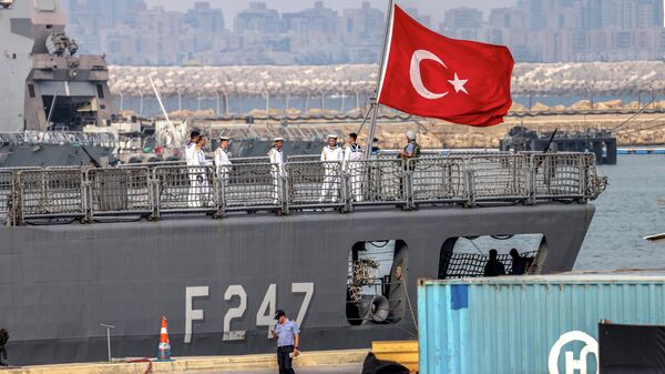 Bandeira nacional turca tremulando na popa da fragata TCG Kemalreis (F-247) no porto de Haifa, Israel, 3 de setembro de 2022 - Sputnik Brasil