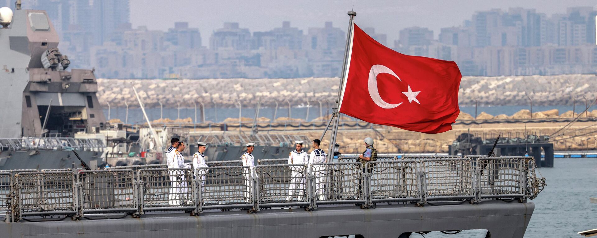 Bandeira nacional turca tremulando na popa da fragata TCG Kemalreis (F-247) no porto de Haifa, Israel, 3 de setembro de 2022 - Sputnik Brasil, 1920, 12.09.2022