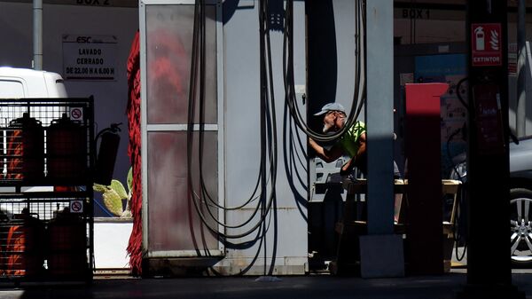 Empregado de posto de gasolina trabalhando em Sevilha, Espanha, 19 de julho de 2022 - Sputnik Brasil