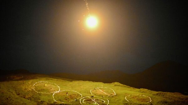 Um sinalizador ilumina alvos na encosta de uma montanha durante os exercícios de fogo vivo da brigada blindada do sul de Taiwan no condado de Pingtung, 6 de setembro de 2022 - Sputnik Brasil