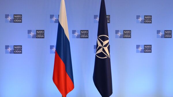 Bandeiras russa e da Organização do Tratado do Atlântico Norte (OTAN), no âmbito de conversações entre Moscou e a aliança militar em Bruxelas, na Bélgica - Sputnik Brasil