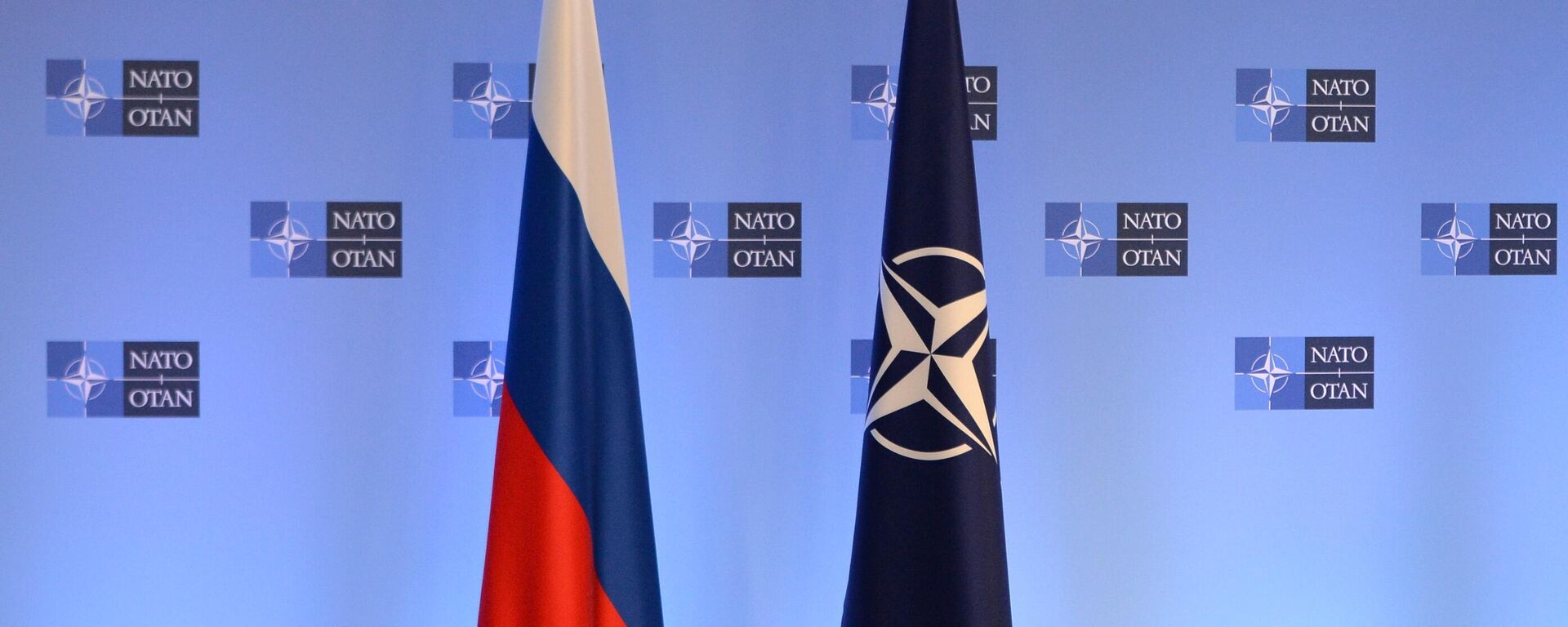 Bandeiras russa e da Organização do Tratado do Atlântico Norte (OTAN), no âmbito de conversações entre Moscou e a aliança militar em Bruxelas, na Bélgica - Sputnik Brasil, 1920, 13.09.2022