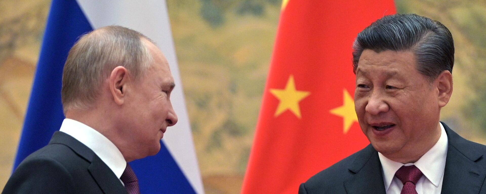 O presidente russo, Vladimir Putin (à esquerda), e o presidente chinês, Xi Jinping, durante reunião na Diaoyutai State Guesthouse, em Pequim, na China, em 4 de fevereiro de 2022 - Sputnik Brasil, 1920, 13.09.2022