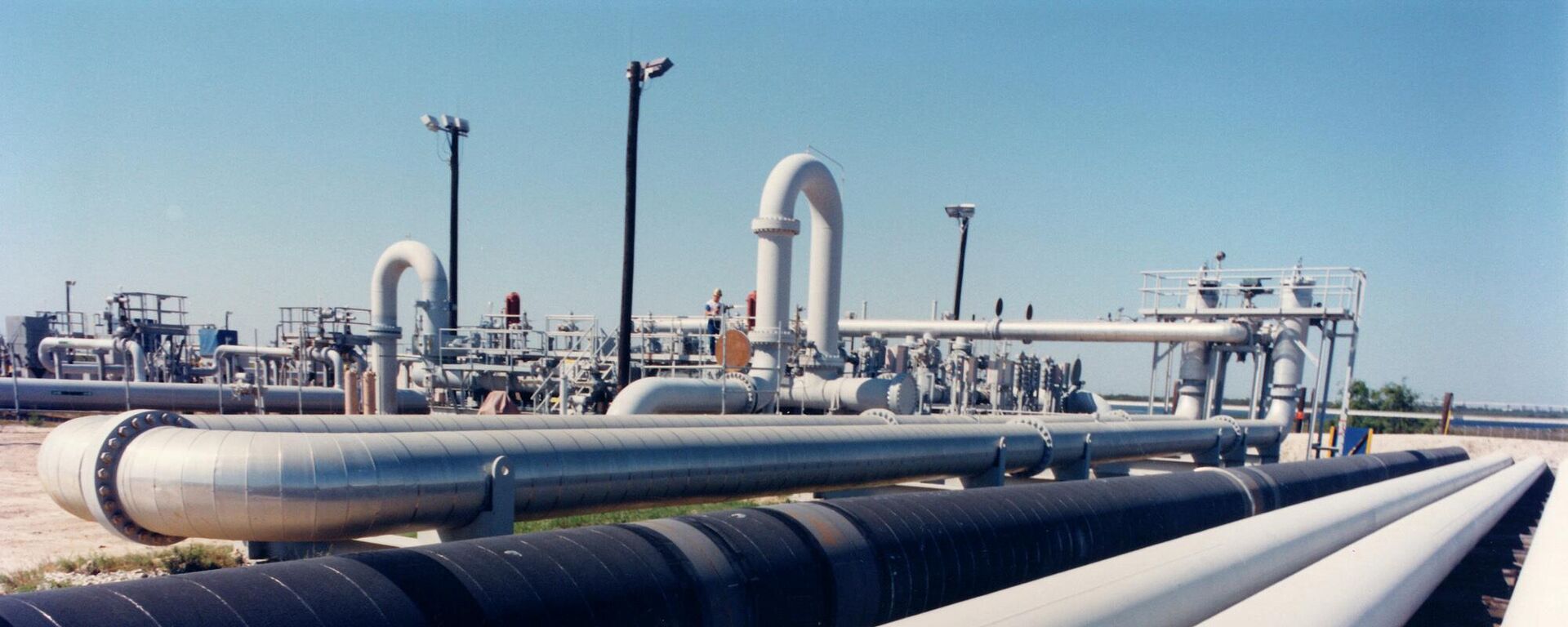 Foto fornecida pelo Departamento de Energia dos EUA mostra tubos de petróleo bruto em Bryan Mound perto de Freeport, Texas - Sputnik Brasil, 1920, 13.09.2022