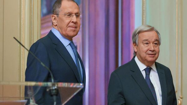 Ministro das Relações Exteriores da Rússia, Sergey Lavrov, e o secretário-geral das Nações Unidas, Antonio Guterres, saem após uma entrevista coletiva conjunta após sua reunião em Moscou, Rússia, 26 de abril de 2022 - Sputnik Brasil