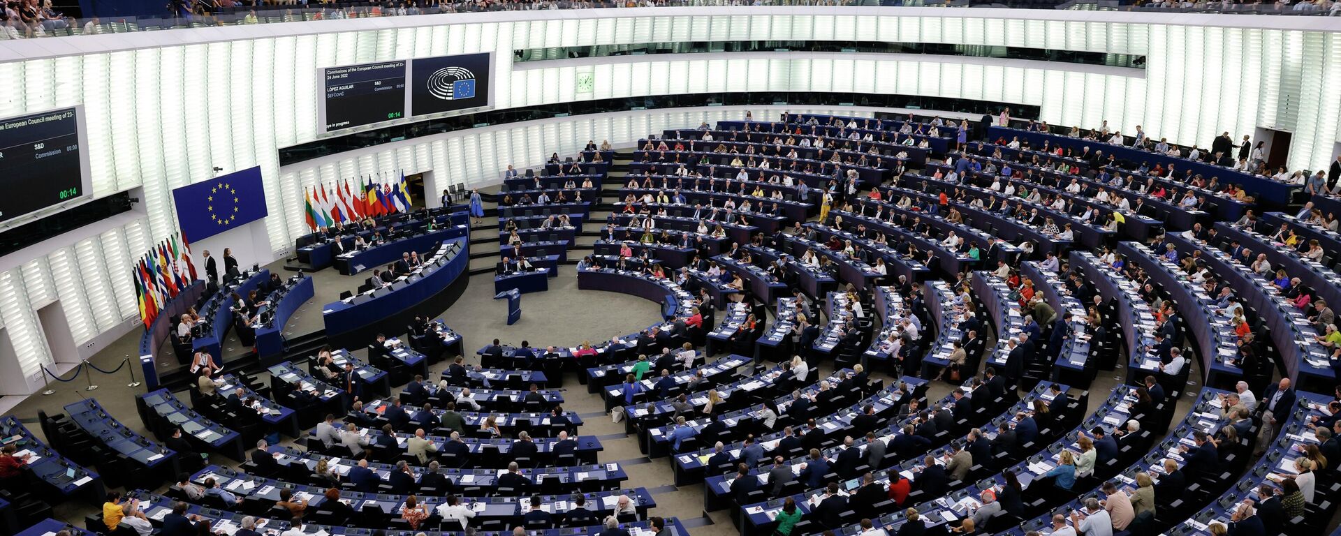 Eurodeputados participam de debate no Parlamento Europeu sobre aborto, em 6 de julho de 2022 - Sputnik Brasil, 1920, 18.11.2022