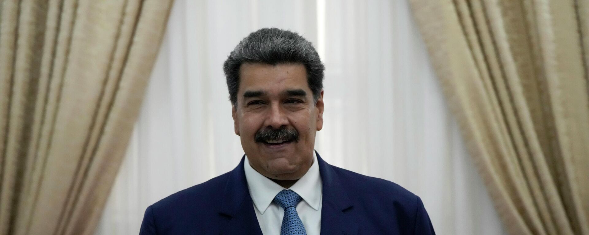 O presidente venezuelano, Nicolás Maduro, sorri antes de uma reunião com o presidente da Conmebol - Sputnik Brasil, 1920, 17.10.2023