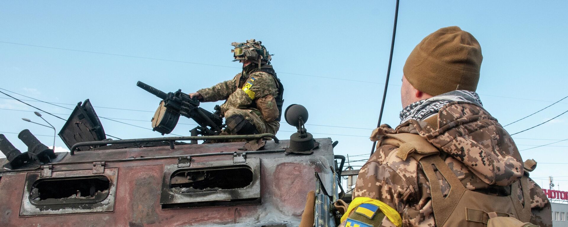 Soldados ucranianos inspecionam um veículo militar danificado após combate em Carcóvia, 27 de fevereiro, 2022 - Sputnik Brasil, 1920, 14.09.2022