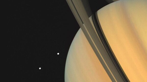 NASA, 1980. Saturno e suas duas luas.  - Sputnik Brasil