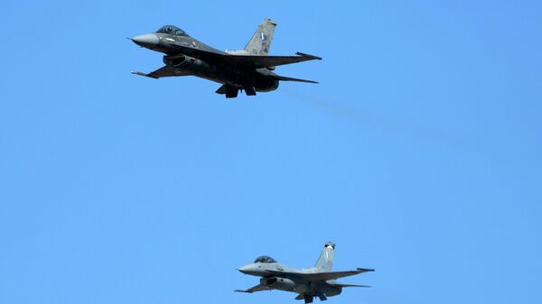 Caças gregos F-16 Viper sobrevoam a base da força aérea de Tanagra a cerca de 74 quilômetros ao norte de Atenas, Grécia, 12 de setembro de 2022 - Sputnik Brasil