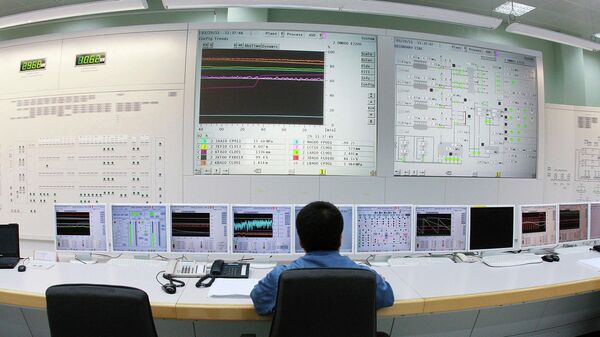 Trabalhador em sala de controle monitora o reator nuclear da Unidade 2 da usina nuclear de Tianwan, em Lianyungang, na província de Jiangsu, no leste da China - Sputnik Brasil