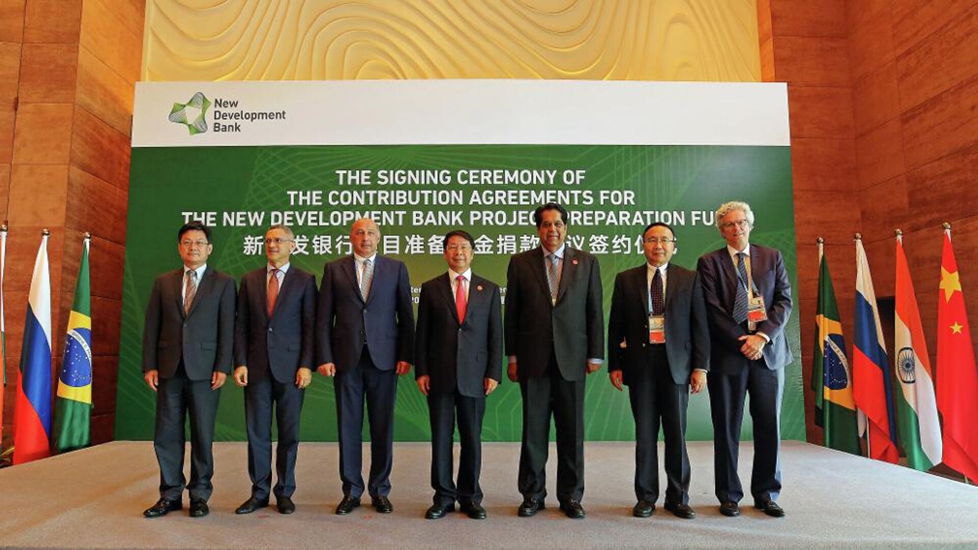 O economista Paulo Nogueira Batista Jr. (à direita) durante cúpula do Novo Banco de Desenvolvimento (NDB, na sigla em inglês) em 2017, em Xiamen, na China - Sputnik Brasil, 1920, 14.09.2022