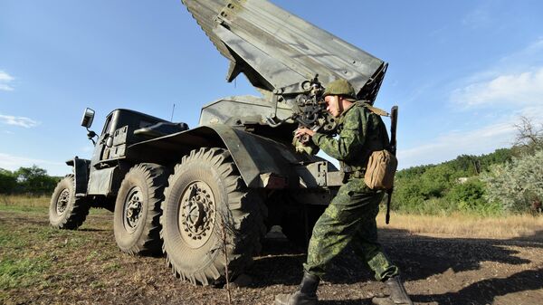 Lançador múltiplo de foguetes autopropulsado Grad sendo operado durante a operação especial russa na Ucrânia - Sputnik Brasil