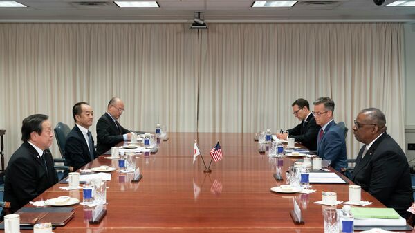 O ministro da Defesa do Japão, Yasukazu Hamada (E) em encontro com o secretário de Defesa Lloyd Austin (D) no Pentágono, em Washington, 14 de setembro de 2022 - Sputnik Brasil